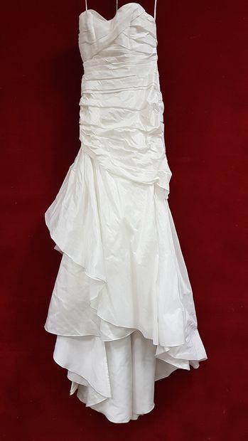 Réunion de huit robes et jupes de mariée...