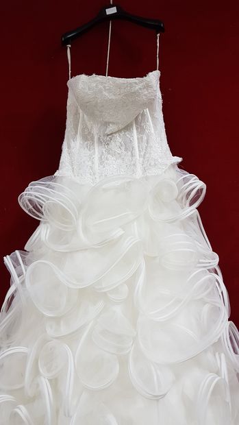 Réunion de trois robes de mariée comprenant...
