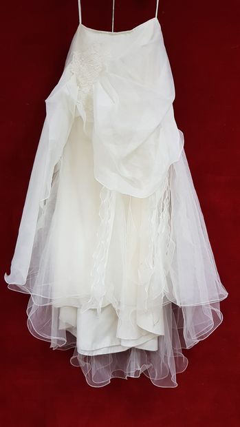 Réunion de huit robes et jupes de mariée...