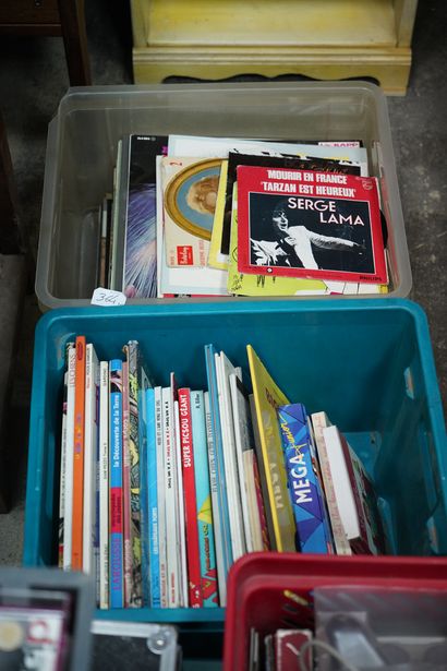Réunion de jeux vidéos, manettes, bijoux...