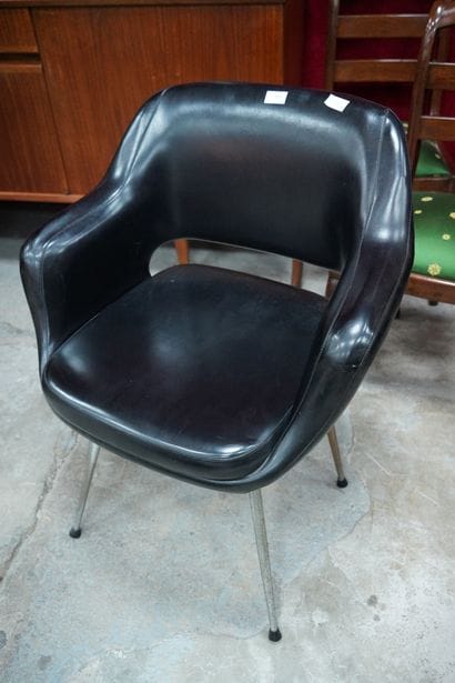 Fauteuil en skai noir et métal chromé. C....