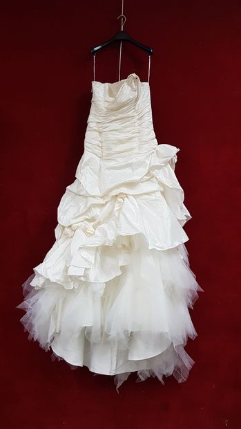Réunion de huit robes et jupes de mariée...