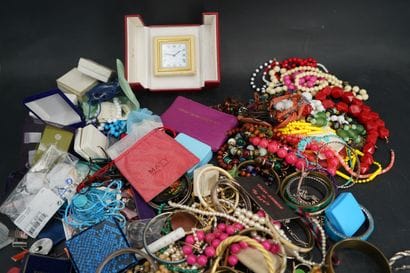 Importante réunion de bijoux fantaisie. On...