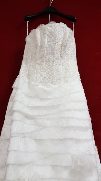 Réunion de huit robes et jupes de mariée...