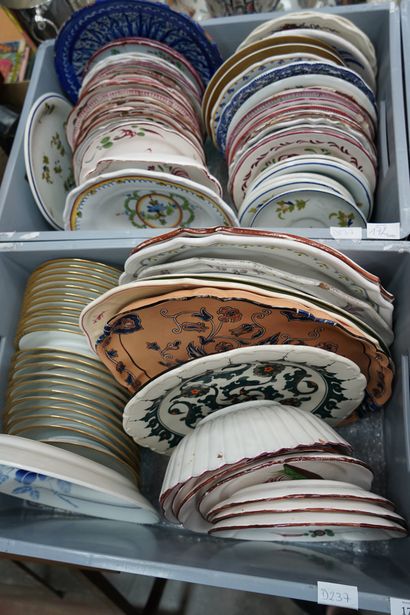 Réunion d'assiettes et plats en céramique...