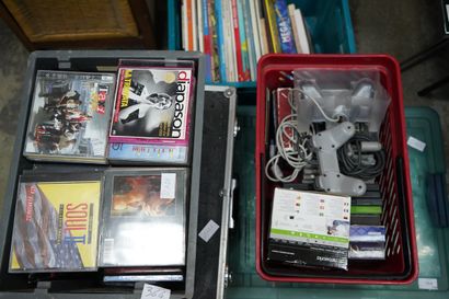 Réunion de jeux vidéos, manettes, bijoux...