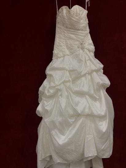 Réunion de huit robes et jupes de mariée...