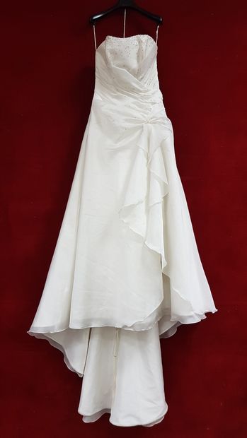 Réunion de huit robes et jupes de mariée...