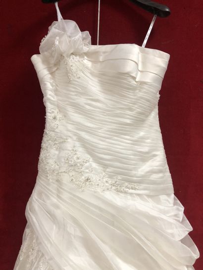 Réunion de huit robes et jupes de mariée...