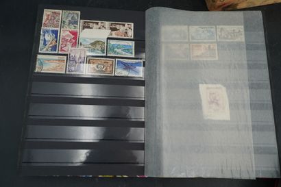 Réunion de quatre albums de timbres modernes....