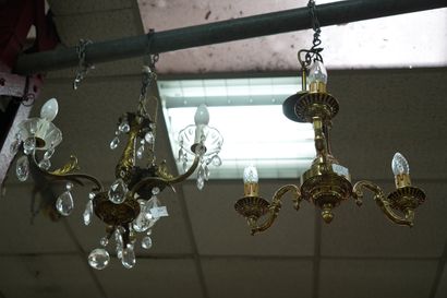Deux suspensions à trois lumières en métal...