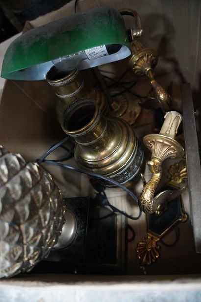 Réunion de verrerie, pieds de lampe, CD,...