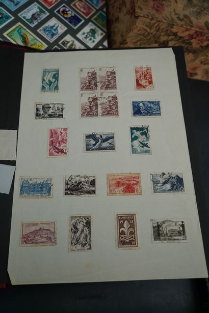 Réunion de quatre albums de timbres modernes....