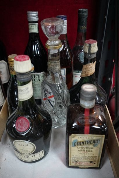 Réunion de 8 bouteilles de spiritueux comprenant...