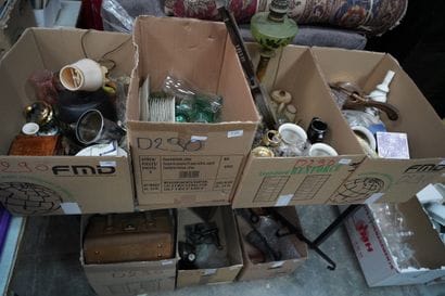 Réunion de verrerie, céramiques décoratives,...