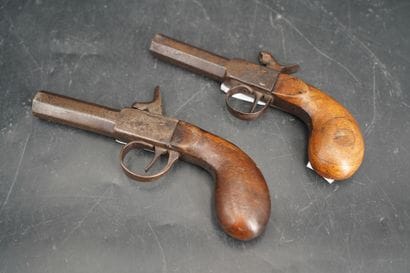 Deux pistolets à percussion en métal et bois....