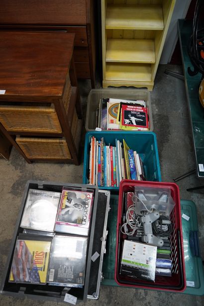 Réunion de jeux vidéos, manettes, bijoux...