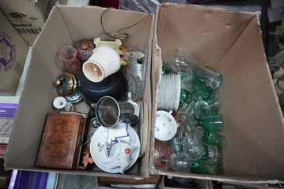 Réunion de verrerie, céramiques décoratives,...