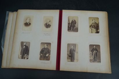 Album de photographies anciennes. En l'é...