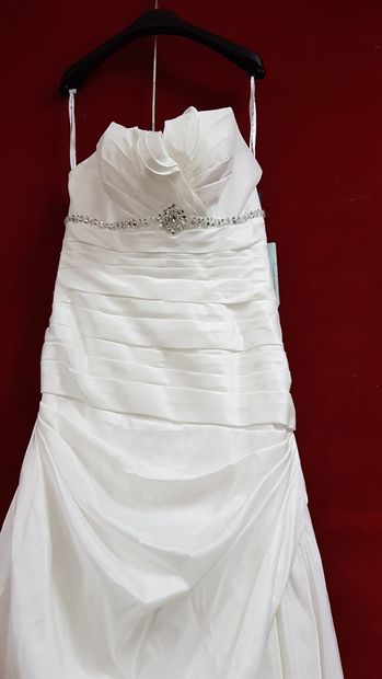 Réunion de huit robes et jupes de mariée...