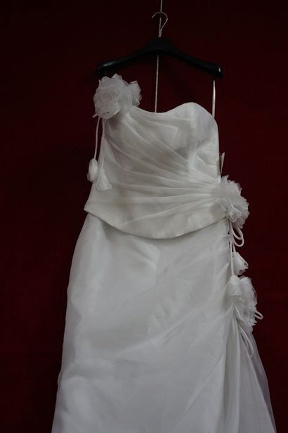 Réunion de huit jupes et robes de mariée...