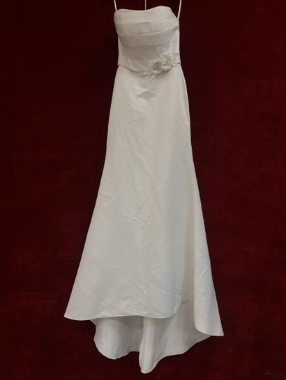 Réunion de sept robes et jupes de mariées...