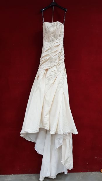 Réunion de huit robes et jupes de mariée...