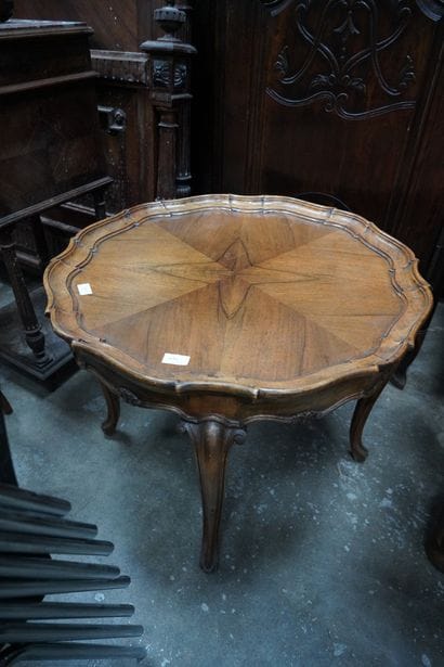 Table basse en bois mouluré sculpté, le plateau...