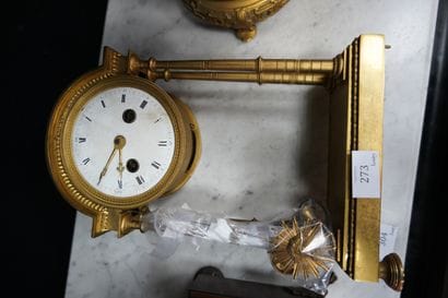 Pendule portique en bronze doré, le cadran...