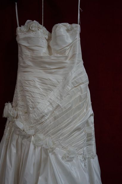 Réunion de huit jupes et robes de mariée...