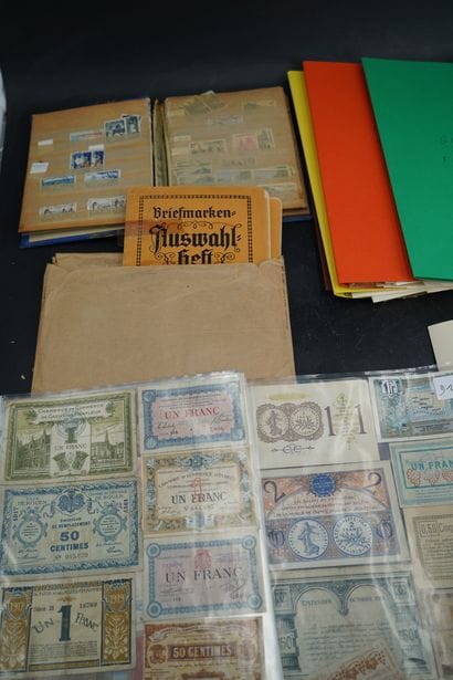 Réunion de planches de timbres dont Afrique...