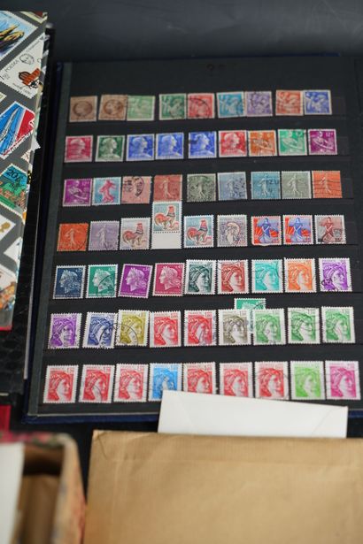 Réunion de quatre albums de timbres modernes....