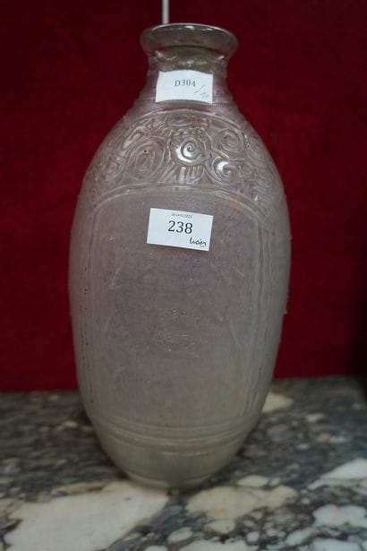 DELATTE NANCY, vase de forme ovoïde en verre...