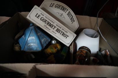 Réunion de bibelots courants : photographie...