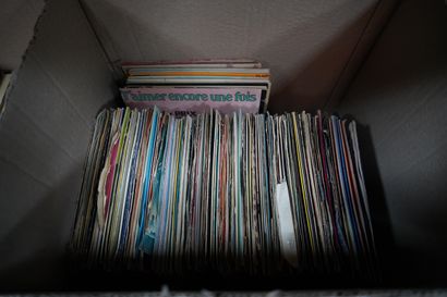 Réunion de vinyles 33 et 45 tours dont :...