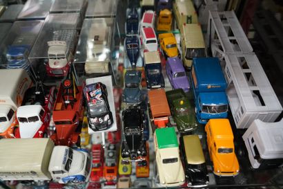 Réunion de voitures miniatures dont : Citroën,...