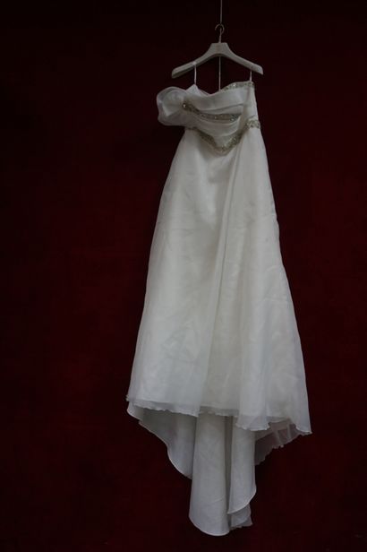 Réunion de huit jupes et robes de mariée...