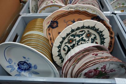 Réunion d'assiettes et plats en céramique...