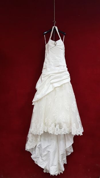 Réunion de huit robes et jupes de mariée...