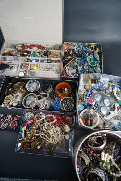 Important ensemble de bijoux fantaisie. En...