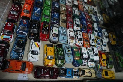 Réunion de voitures de course miniatures...