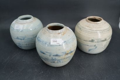 ECOLE MODERNE, réunion de quatre vases boules...