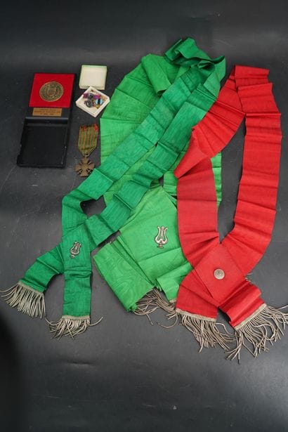 Réunion d'écharpes pour médaille et décorations....