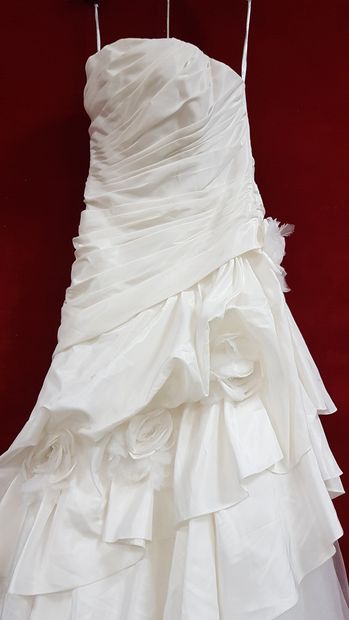 Réunion de huit robes et jupes de mariée...