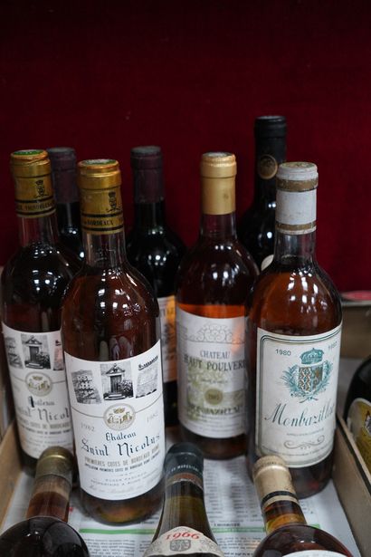 Réunion de 10 bouteilles de vin dont : Monbazillac...