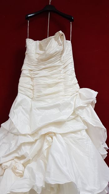 Réunion de huit robes et jupes de mariée...