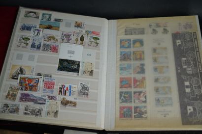 Réunion de quatre albums de timbres modernes....