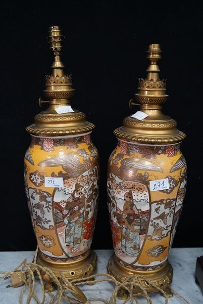 Paire de vases balustre montés en lampes...