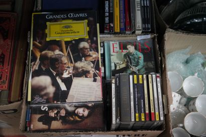 Réunion de CD et DVD. 3 cartons.