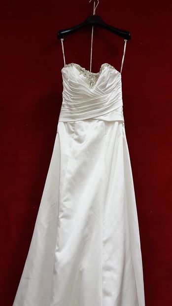 Réunion de trois robes de mariée comprenant...